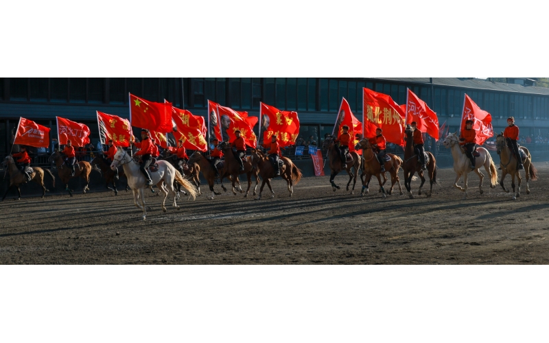 “唱著刀歌游新疆”—這些天，全國游客在這里歡聚